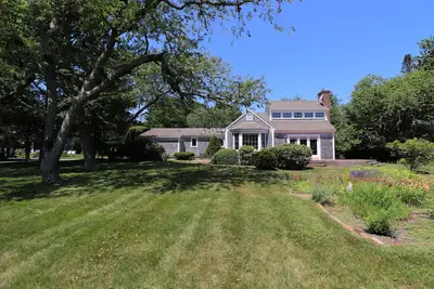 Image de Spacious charmer close to Cc Museum of Art, Cape Cinema, Playhouse, restaurants, and bay beaches.
