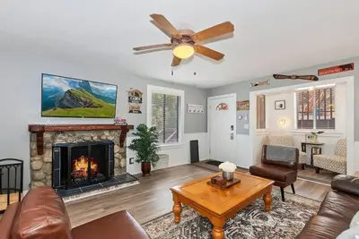 Image de Babbs Getaway Big Bear w/Patio Balcony & Fireplace