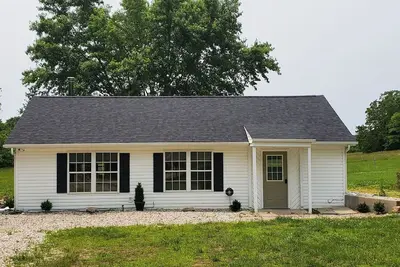 Image de Charming 2-bedroom house on 3 acres. Secluded & pet friendly