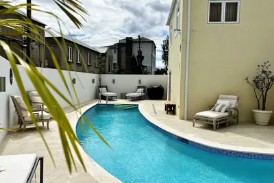 Image de A True Slice of Paradise in Paynes Bay, \nNewly renovated lower level apartment.
