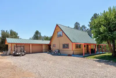 Image de Spacious 4br Cabin Near Yosemite–Game Room, Swingset, Fire Pit&Hot Tub–Sleeps 12!