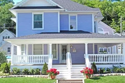 Image de Historic 2-bedroom in charming Harbor Springs with WiFi, Ac, 1 block to water