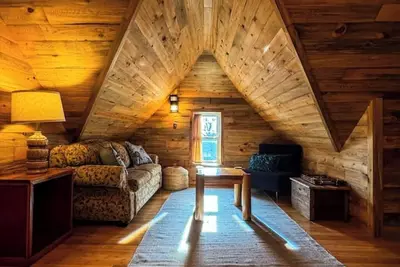 Image de The Loft 3 level urban cabin with a Huge patio!