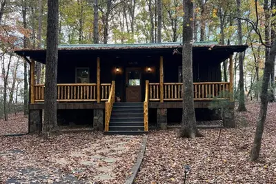 Image de Charming cabin in State Road with WiFi, Ac, and big window to watch wildlife.