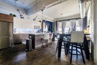 Image de Chic Downtown Industrial loft