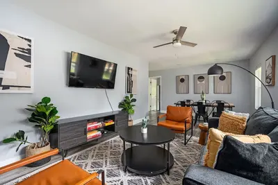 Image de Charming 4bd/4ba house, 2 King Beds, Firepit, Game Area in beautiful Atlanta