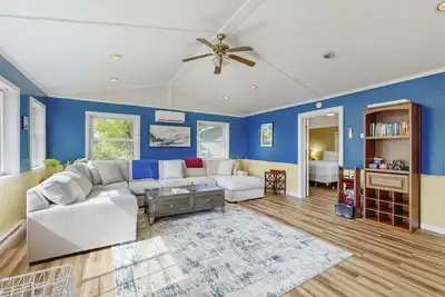 Image de Lake view home minutes from town with deck, fireplace, grill & firepit