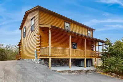 Image de Loaded cabin with community pool, hot tub, deck, pool table, Foosball, Wi-Fi