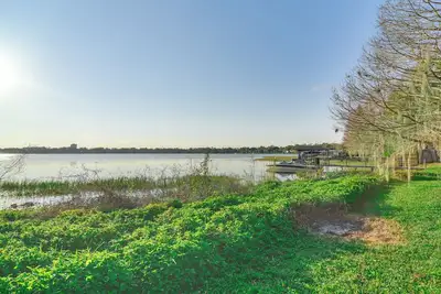 Image de Serene Lake Views: Winter Haven Home