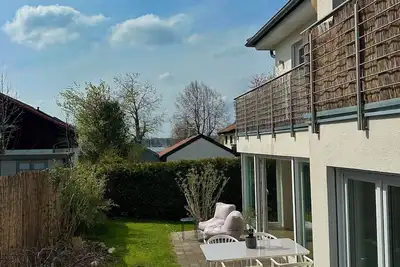 Image de Large, bright garden apartment directly on Wörthsee