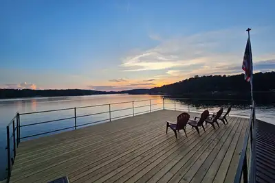 Image de The Lazy Lake House, dog-friendly with a private dock and a hot tub