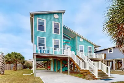 Image de Coastal home with large deck, close to beach and local attractions