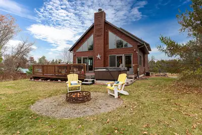 Image de Charming Golf View Home, w/ Hot tub, Sauna, Fire pit, near Lakes & Trails!