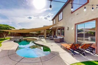 Image de Fantastic home with private yard, pool, pool spa & firepit - garage/game room
