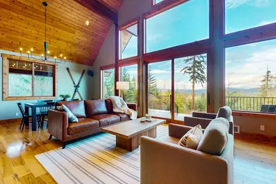Image de Modern mountain home with two cabins, hot tub & stunning views