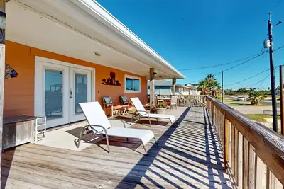 Image de Coastal home with a view of the bay, downstairs suite, & steps to beach.