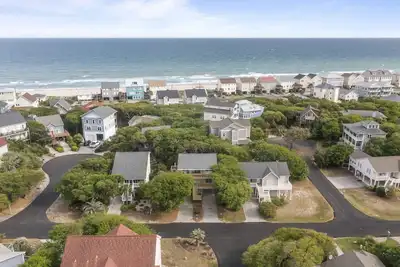 Image de Coastal dog-friendly home with hot tub