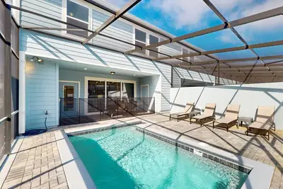Image de Luxury home with themed bedrooms, arcade games and private pool