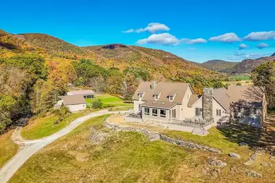 Image de Riverfront estate, mountain views, dog-friendly, fireplace, balcony, w\/d, wifi