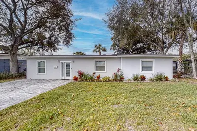 Image de Spacious home close to the beach with a private backyard and foosball table
