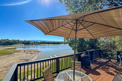 Image de Serene lakefront home w/ free attraction tickets, dock, game room, & fire pit