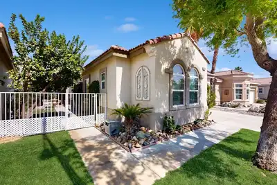 Image de Golf-course home w/fireplace, patio, built-in grill, & private hot tub