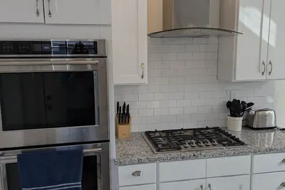 Image de Cozy 2-bedroom 1 bath cottage in charming North Cape May. Short walk to the bay.