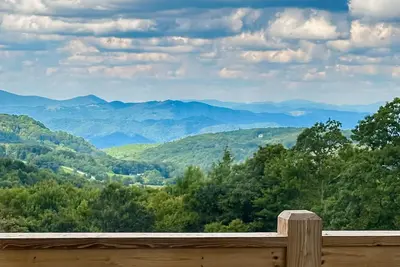 Image de Charming home offers stunning views and a tranquil setting