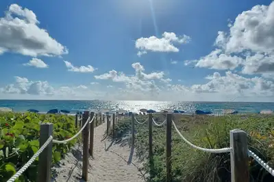 Image de Delray Beach Luxury and Comfort: Your Private Retreat Work, Relax and Unwind