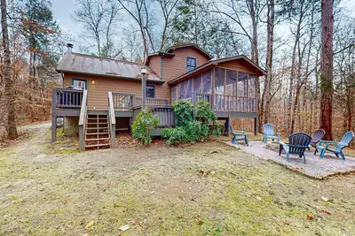 Image de Serene cabin w/ Free Attraction Tickets, fire pit, screened porch & hot tub