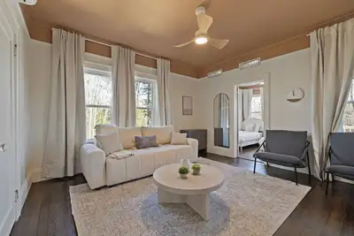 Image de Beautiful 10-Bedroom Home for Group Getaways