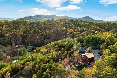 Image de Cabin w/ views, foosball, theater, bowling, putt-putt + free attraction tickets