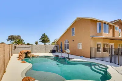 Image de Escape to this gorgeous Glendale, Az home where luxury meets relaxation