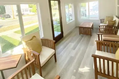 Image de Steps to Lake, Park, & Surf Ballroom! ! ! Just 1 block to the water! ! !