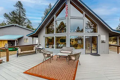 Image de Spacious cabin with bunk house, game room, river view, patio, and fire pit