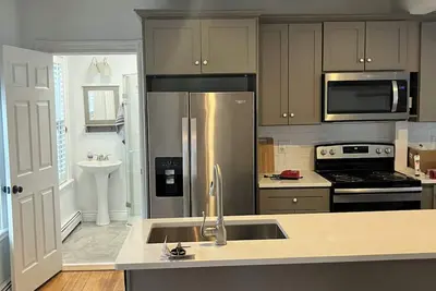 Image de 3 bedroom\/2 bath house, steps to beach in beachside Alphabet neighborhood.