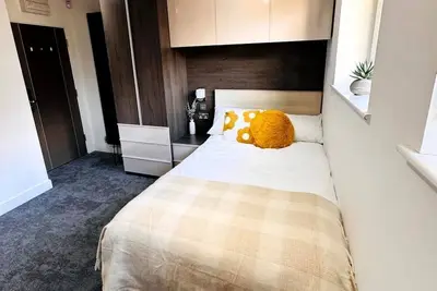 Image de Comfortable 6-Bedroom Home with Parking Included