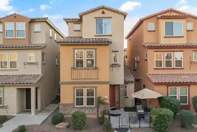 Image de Charming Modern 3-Story Phoenix Home: 3 Bd/4br, Near Shopping & Entertainment