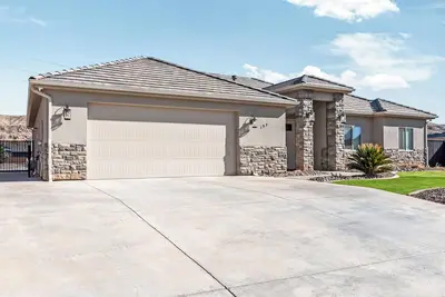 Image de Pool_Hot Tub_Fire Pit_Water Slide_Garage Parking