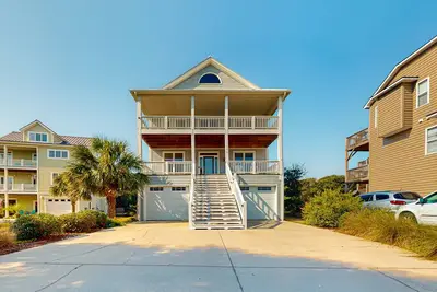 Image de Sound view home with large deck and close proximity to the beach