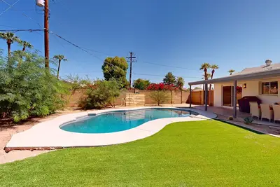 Image de Modern updated home with private pool, large yard, gas grill