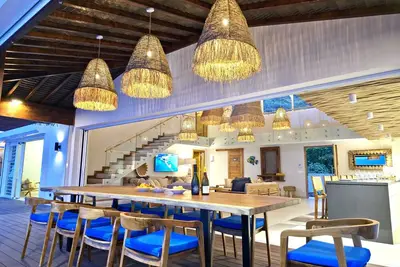 Image de Villa Tohora by Tahiti Homes en bord de mer avec piscine avec 5 chambres.