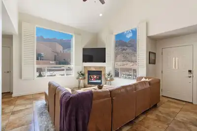 Image de 3-bedroom condo in stunning Moab with no chores! Also WiFi, Ac, pool and hot tub