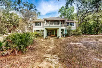 Image de Dog-friendly riverfront home - screened porch, 2 private docks, boat ramp access
