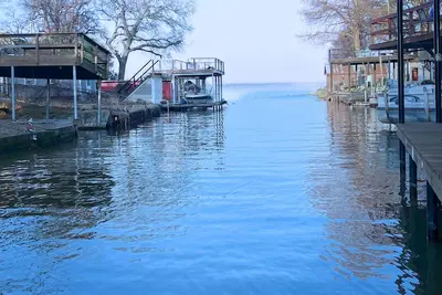 Image de Lakefront Charming 3-bedroom home sleeps 10 - with private boat dock