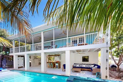 Image de Charming canal-front retreat private Pool, Ac, Wi-Fi, washer/dryer