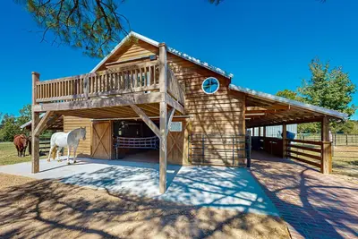 Image de Enchanting farm stay with cozy fireplace, spacious grounds, & outdoor grilling