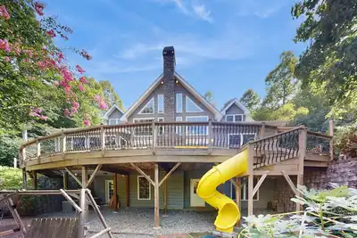 Image de 5br Charming home with Hot tub, Game room and Front Deck