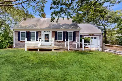 Image de Cozy Cape style home near the beach and ferry with patio, W/D, & Ac