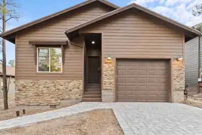Image de Luxury home with patio, fireplace, Bbq grill, golf nearby